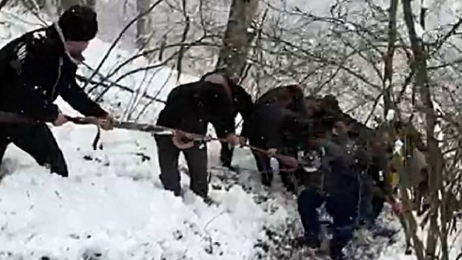 50 metreden yuvarlanan otomobilin sürücüsü kurtarıldı